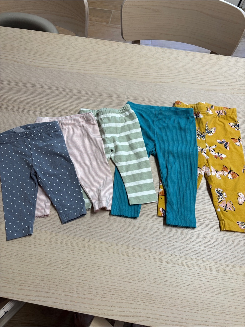 Set of 5 pairs of leggings in various sizes